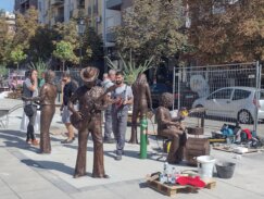 Legendarna rok grupa SMAK dobila svoj spomenik: Kragujevčani različito „ocenjuju” idejno rešenje (FOTO) 3