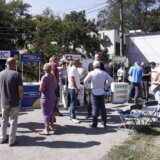 (VIDEO) Sumnja u organizovano dovođenje birača na Karaburmi 6