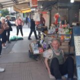 Prodavac na niškoj pijaci se vezao lancima zbog rušenja lokala: "Vučiću, ja sam rob..." 14
