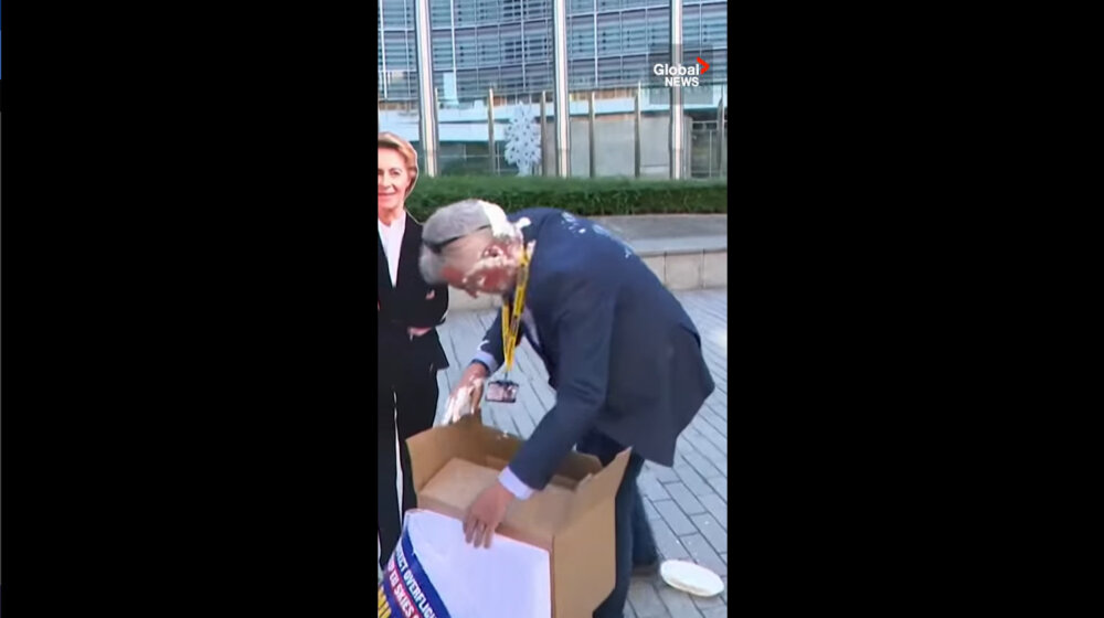 „Dobrodošli u Belgiju“: Šef Rajanera dobio tortu u lice (VIDEO) 1