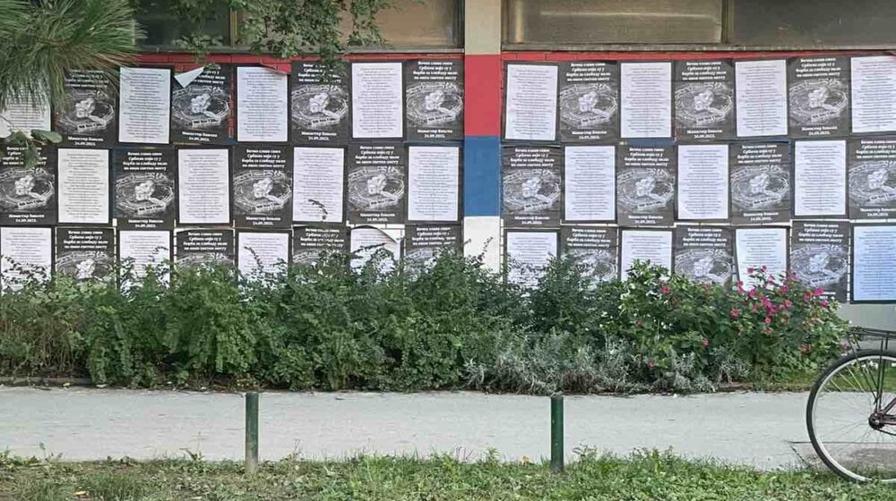 Plakati podrške poginulim Srbima na Kosovu u Novom Sadu: Moleban ispred Saborne crkve 1
