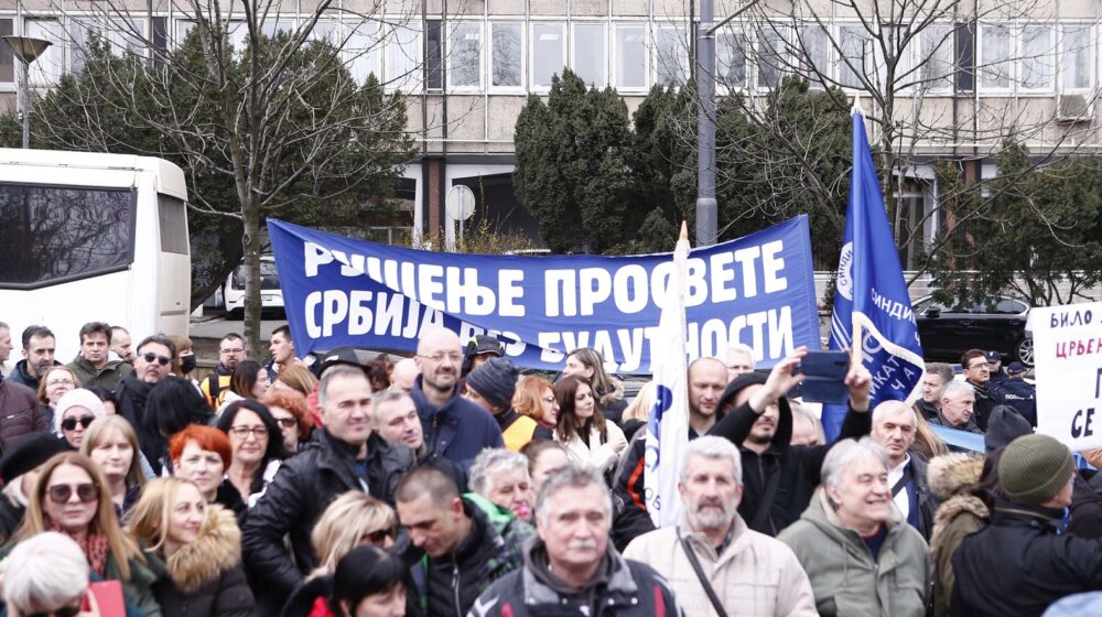 Protest prosvetnih radnika u podne ispred Skupštine Srbije 1