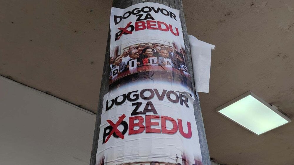 "Grbović u ustaškoj uniformi, Jovanović sa albanskom kapom, Dogovor za bedu": Širom Beograda plakati protiv opozicije, samo na Zvezdari ih ima 200 1