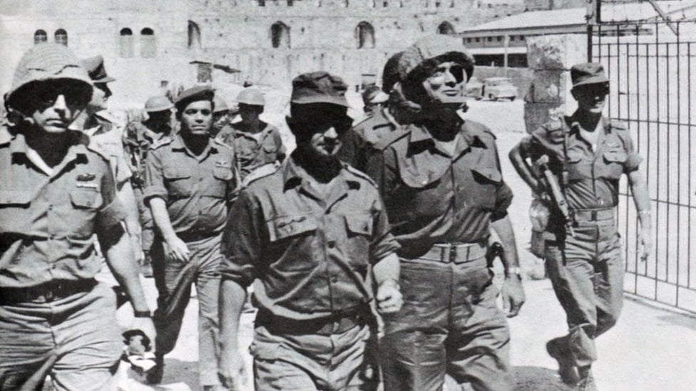 Izraelski vojni komandanti stižu u istočni Jerusalim za vreme rata 1967. godine.