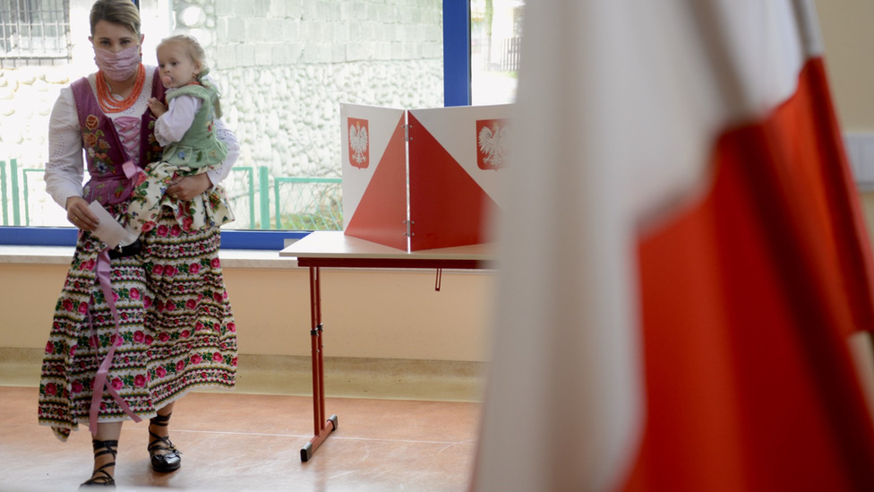 Žena i dete na glasačkom mestu u Poljskoj
