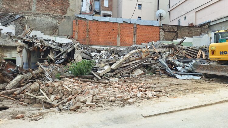 U centru Beograda zid pao na radnika, ima povrede nogu 1