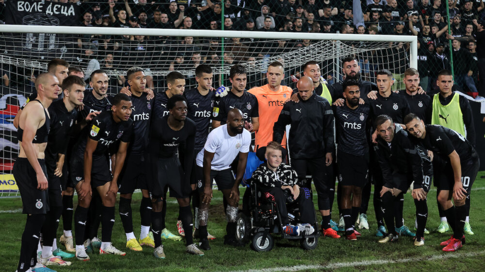 Fudbaleri Partizana pobedu u Kruševcu proslavili sa navijačem koji je duel posmatrao pored terena u invalidskim kolicima 1
