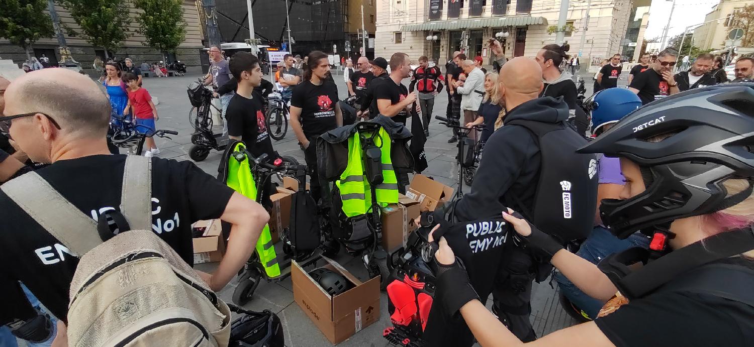 Protest vozača trotineta: Traže da se zelenim trakama obeleže ulice za vožnju (FOTO,VIDEO) 2