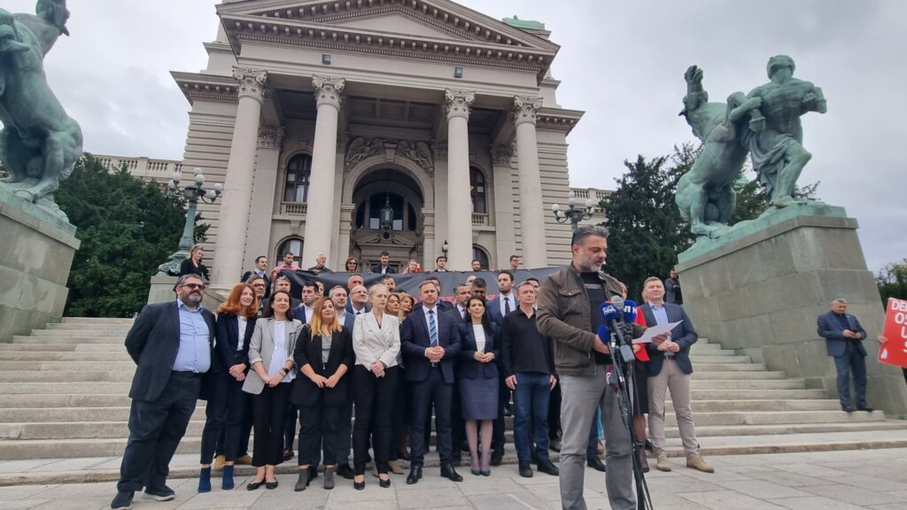 Opozicija okupljena oko protesta "Srbija protiv nasilja" ispred zgrade Narodne skupštine objavila izborni dogovor (FOTO) 5