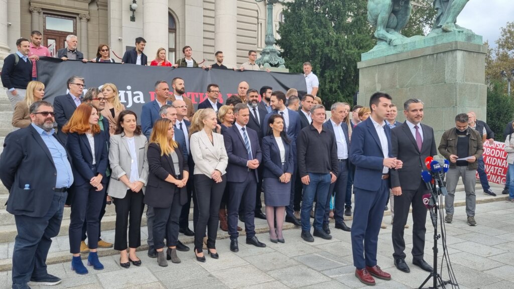 Opozicija okupljena oko protesta "Srbija protiv nasilja" ispred zgrade Narodne skupštine objavila izborni dogovor (FOTO) 12