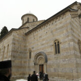 Italijanski vojnici KFOR-a donirali sistem osvetljenja manastiru Visoki Dečani 4
