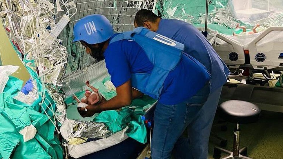 Pripadnici UN odnose prevremeno rođene bebe