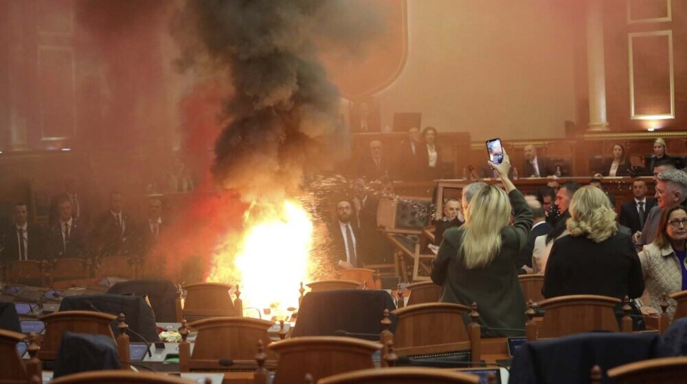 Neredi u albanskom parlamentu: Poslanici opozicije upalili baklje 1