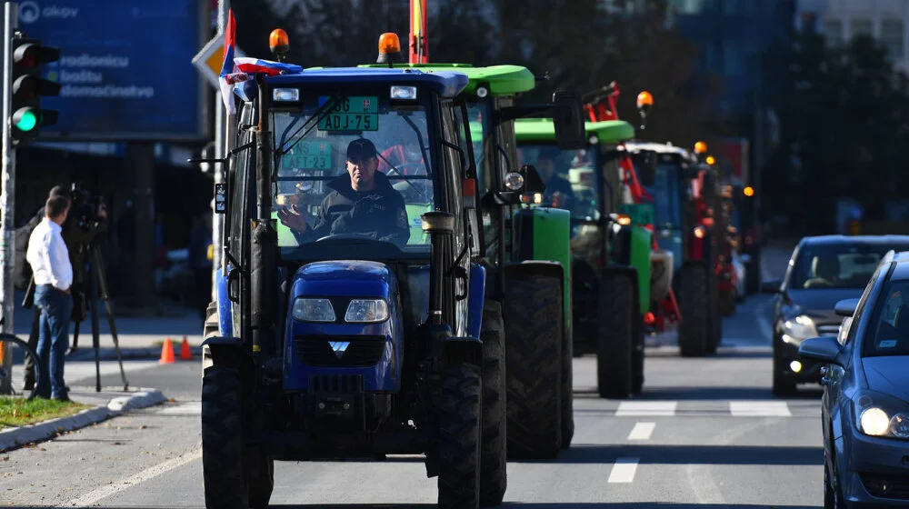 Poljoprivrednici hteli traktorima da dođu na kuvanje gulaša studentima: BIA upozorila da će im vozila biti oduzeta 13