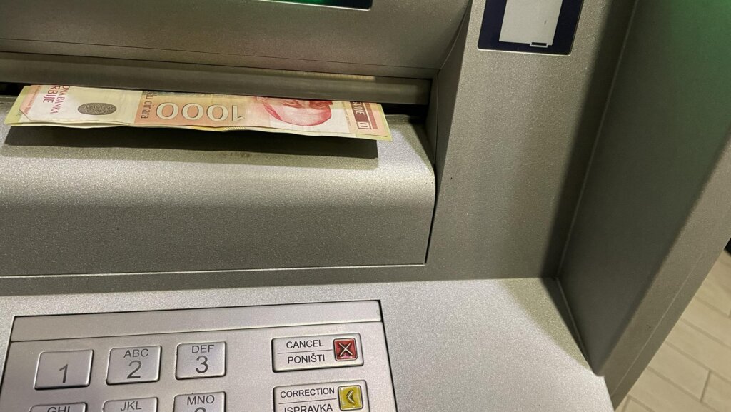 Ne nasedajte na poruke kojima vam traže podatke o karticama, već obavestite svoju banku – meta hakera i bankomati