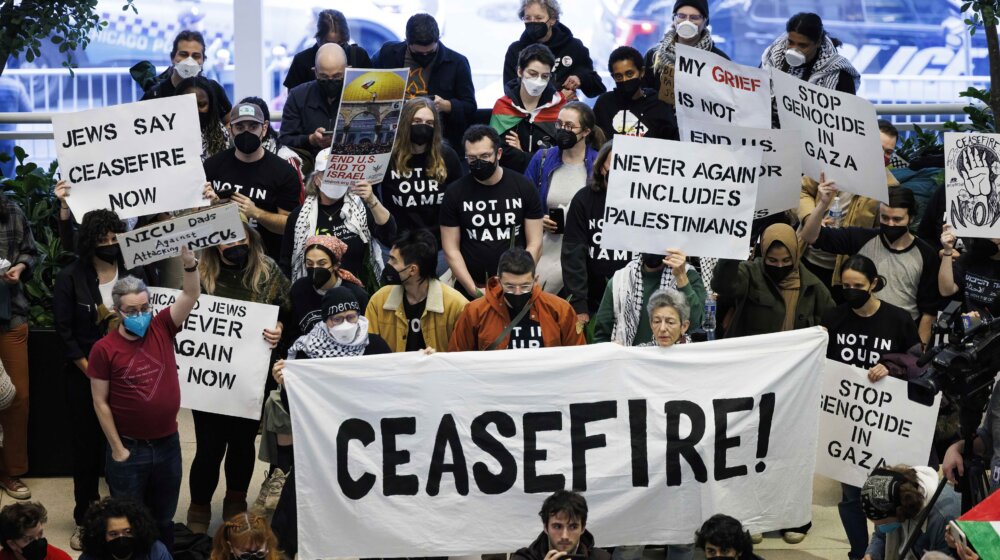 Jevrejski demonstranti blokirali izraelski konzulat u Čikagu, traže prekid vatre u Gazi 1