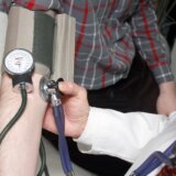 Svima skače krvni pritisak ovih dana: Kada otići kod izabranog lekara, kada u Urgentni centar, a kada pozvati Hitnu pomoć 1