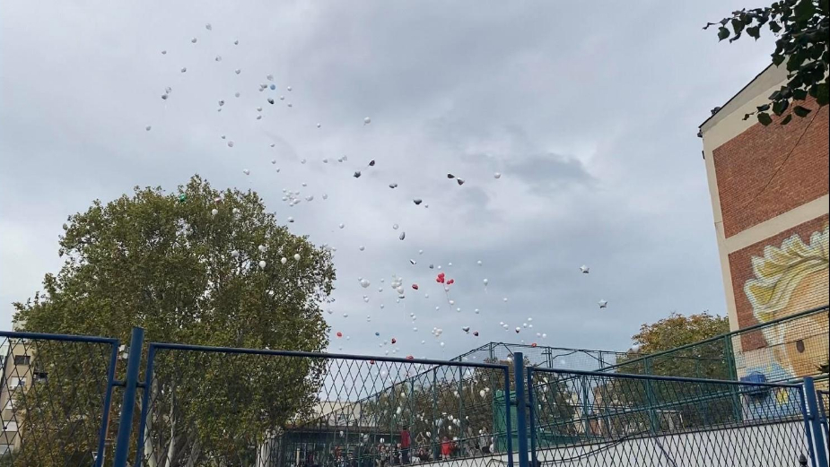 Đaci iz "Ribnikara" pustili bele balone u znak sećanja na poginule drugare i čuvara (FOTO) 1