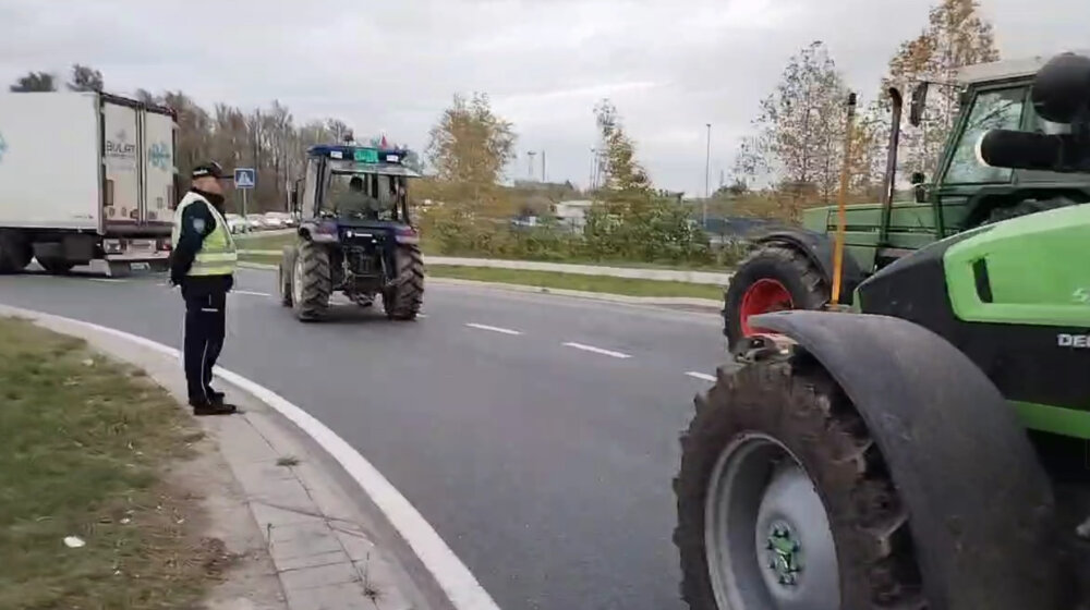 (VIDEO) Poljoprivrednici blokirali kružni tok na putu Šajkaških odreda u Novom Sadu, automobili i autobusi vozili preko trotoara 1