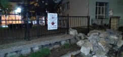 (FOTO) Na Zvezdari se obrušio deo zida kod jednog od ulaza u Dom učenika srednjih škola "Karađorđe" 5