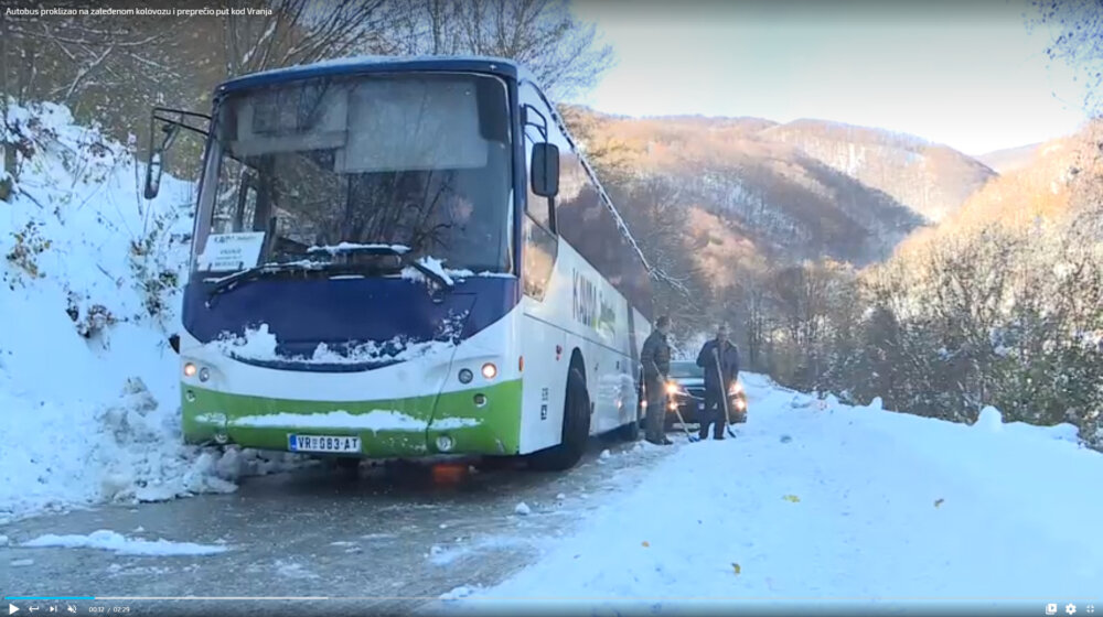 Autobus proklizao na zaleđenom kolovozu i preprečio put kod Vranja (VIDEO) 1