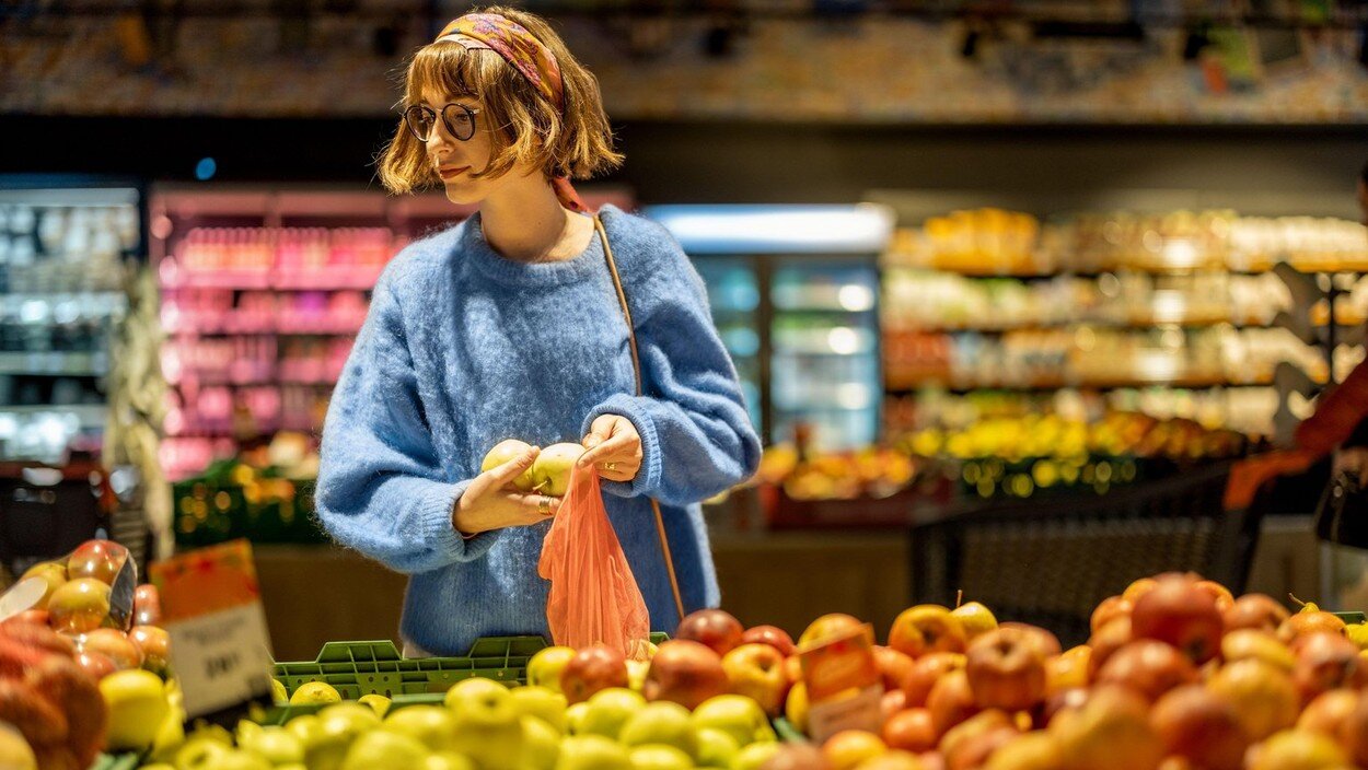 Apple chooses. Женщина на рынке. Фрукты в Польше. Ритейлер. Buying Fruits.