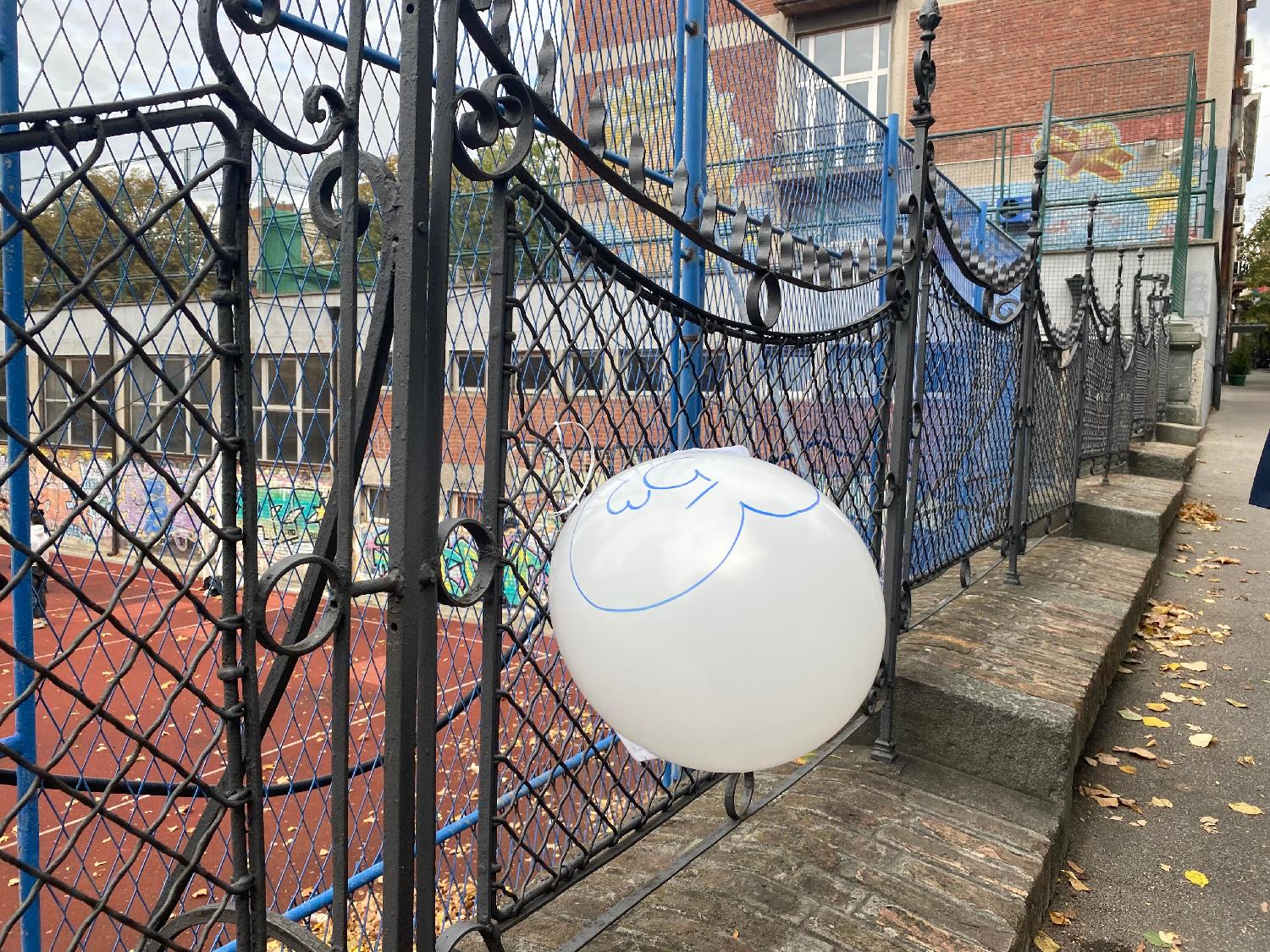 Đaci iz "Ribnikara" pustili bele balone u znak sećanja na poginule drugare i čuvara (FOTO) 3