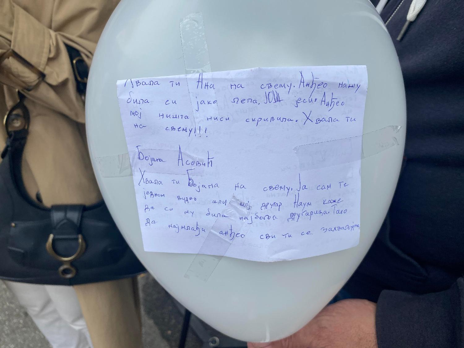 Đaci iz "Ribnikara" pustili bele balone u znak sećanja na poginule drugare i čuvara (FOTO) 4
