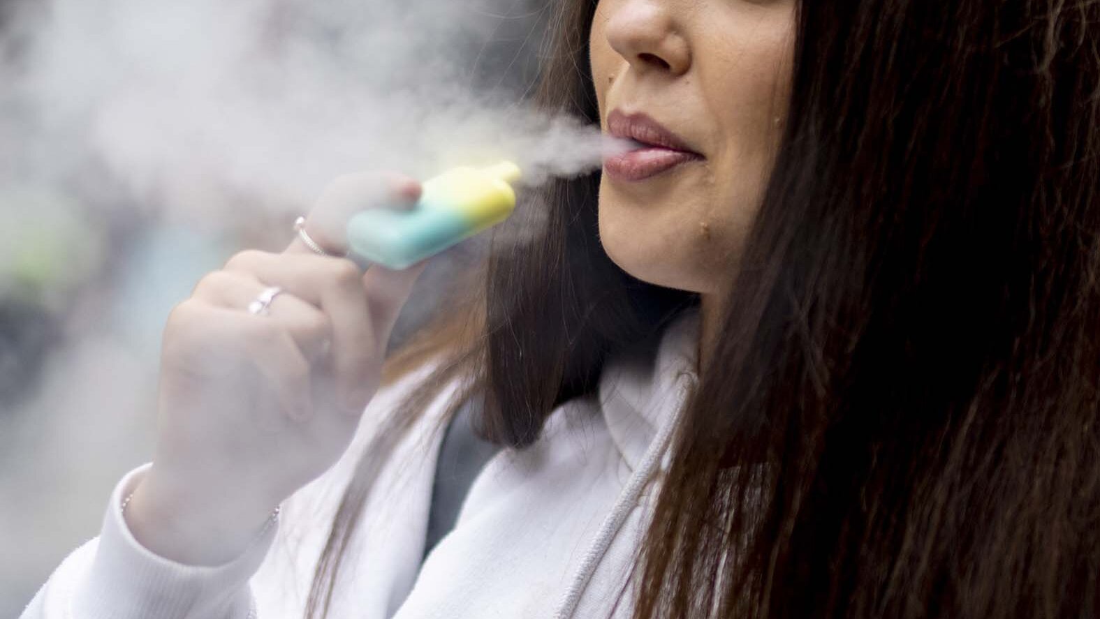 Pušenje elektronskih cigareta tokom 30 dana povećava rizik od astme za 252 odsto: U Srbiji svaki peti učenik probao taj nikotinski proizvod 2