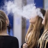 Pušenje elektronskih cigareta tokom 30 dana povećava rizik od astme za 252 odsto: U Srbiji svaki peti učenik probao taj nikotinski proizvod 4