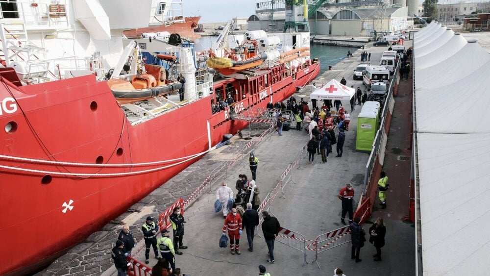 The Italian authorities stopped the humanitarian ship Ocean Viking for ...