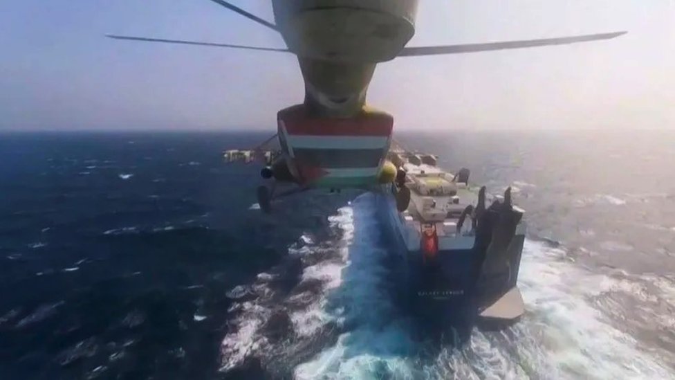 Helikopter Hutija leti ka brodu