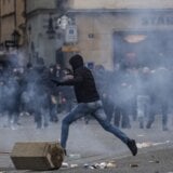 Grčki policajac umro u bolnici posle povreda zadobijenih u neredima navijača, uhapšen 18-godišnji mladić koji je bacio baklju 10