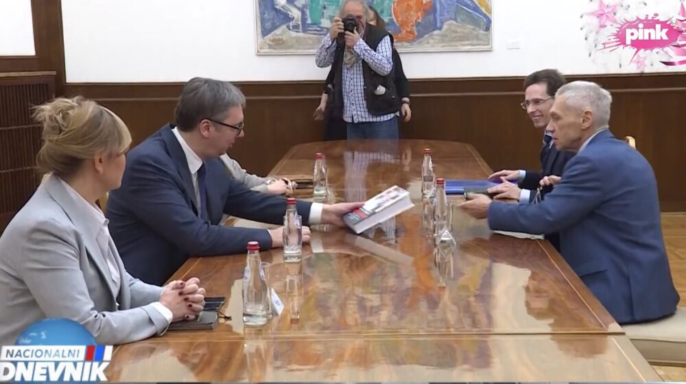 Koju knjigu je ruski ambasador danas poklonio Vučiću? 1