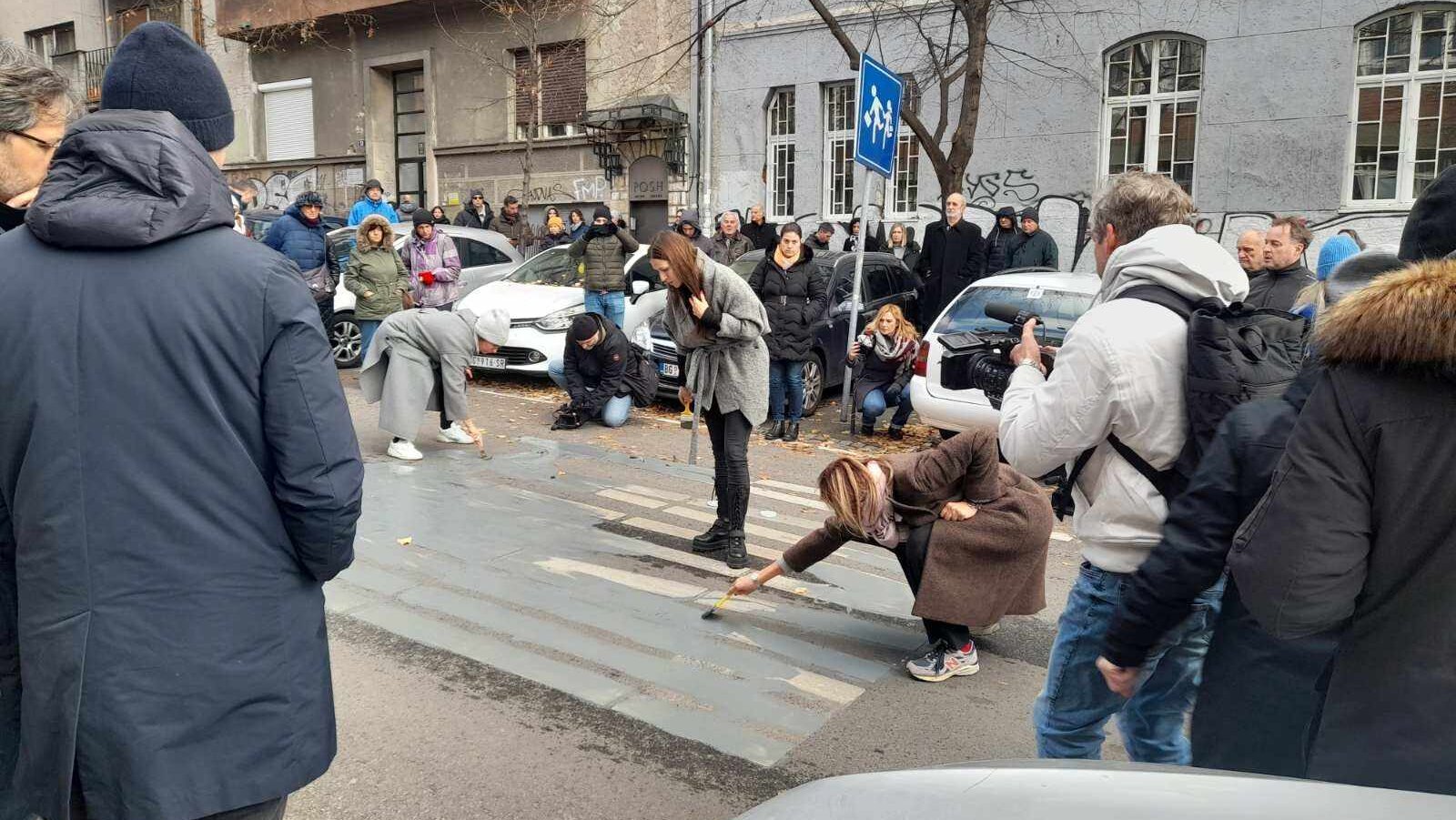 Ispred škole "Vladislav Ribnikar" protest roditelja žrtava (FOTO) 5