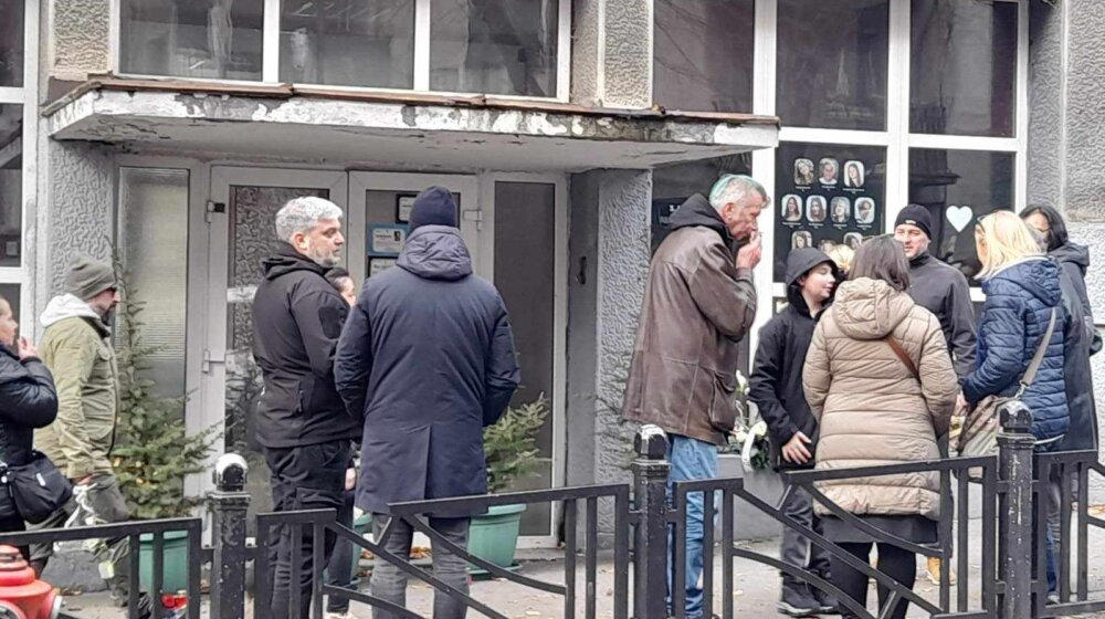 Ispred škole "Vladislav Ribnikar" protest roditelja žrtava (FOTO) 1