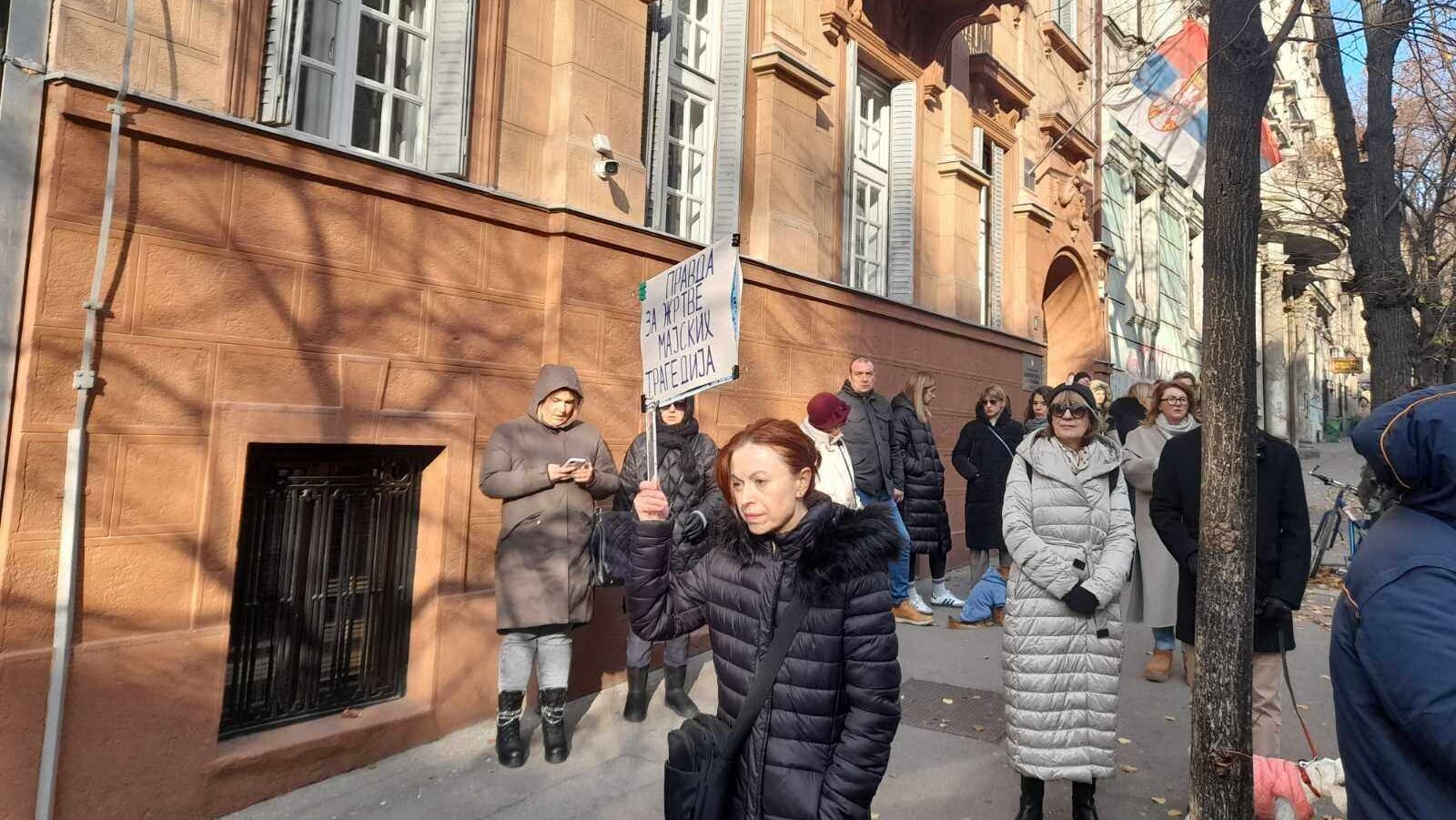 Ispred škole "Vladislav Ribnikar" protest roditelja žrtava (FOTO) 4