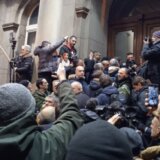 Gardijan o sinoćnjem protestu u Beogradu: Policija ispalila suzavce, međunarodni posmatrači rekli da izbori nisu bili fer 11
