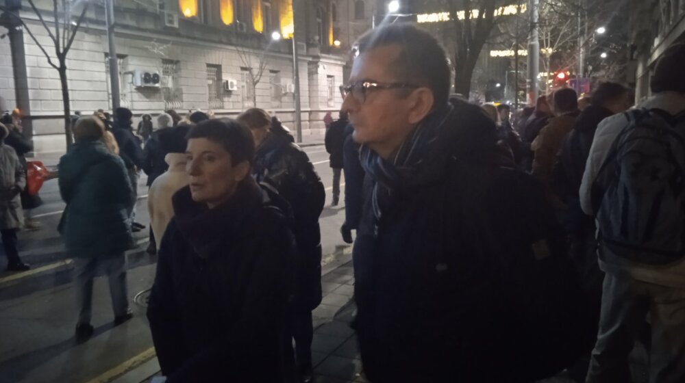 Janko Veselinović na protestu ispred RIK: Vlast razbojništvom otimala glasove 1