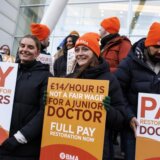 Zbog plate manje od 18 evra na sat hiljade lekara počele najduži štrajk u Velikoj Britaniji 6
