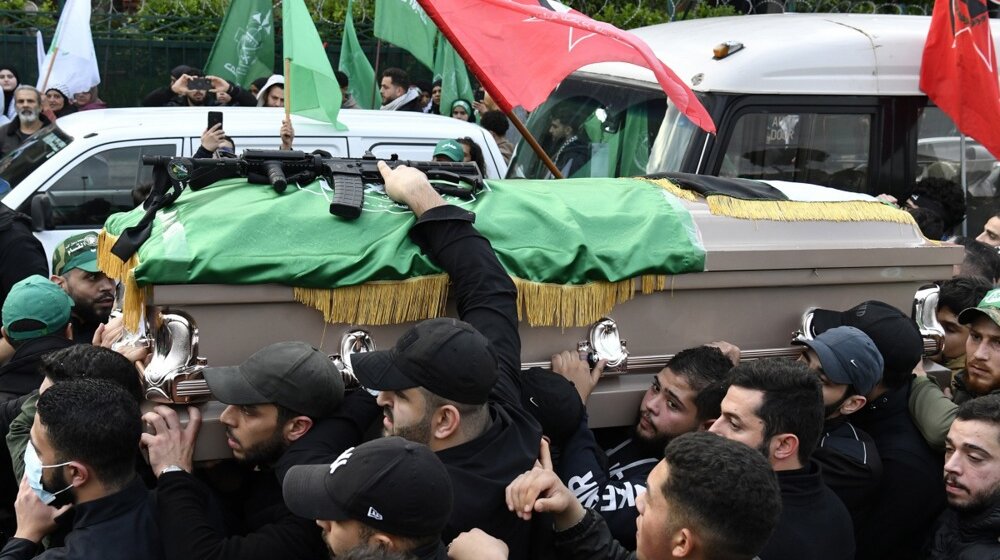 Hiljade ljudi u Bejrutu prisustvovalo sahrani zvaničnika Hamasa, ubijenog u izraelskom napadu 1