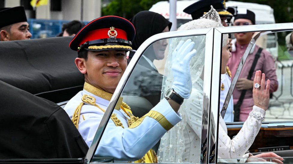 Princ Abdul Matin i Jang Mulia Aniša Rosnah pozdavljaju građane dok povorka prolazi kroz glavni grad Bruneja