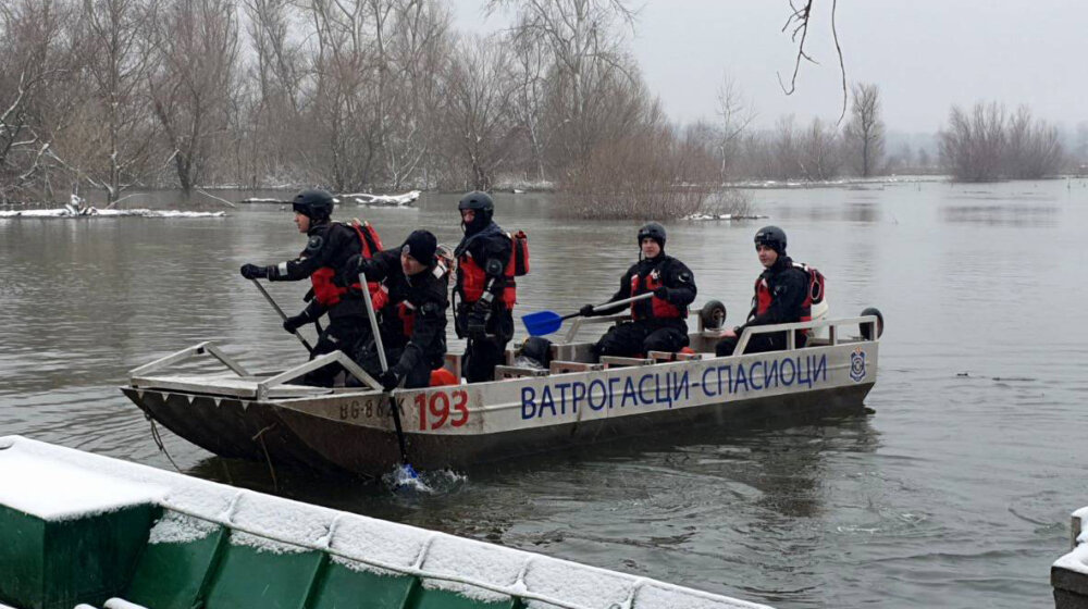 MUP: Pet radnika preduzeća Palić Ludaš spaseno iz zamrznutog jezera 1