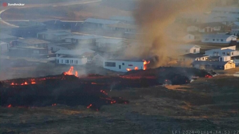 Užarena lava iz vulkana ušla u islandski ribarski gradić Grindavik (FOTO) 1