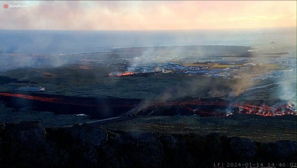 Užarena lava iz vulkana ušla u islandski ribarski gradić Grindavik (FOTO) 2