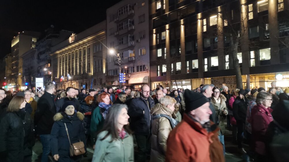 AP o večerašnjim protestima u Beogradu: Demonstranti ispred najvišeg suda Srbije zahtevali da se ponište sporni izbori 1
