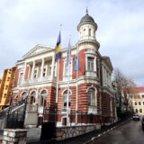 Ambasada Srbije u BiH pozvala nadležne da reaguju zbog natpisa "genocidaši" na zgradi pored u Sarajevu 6