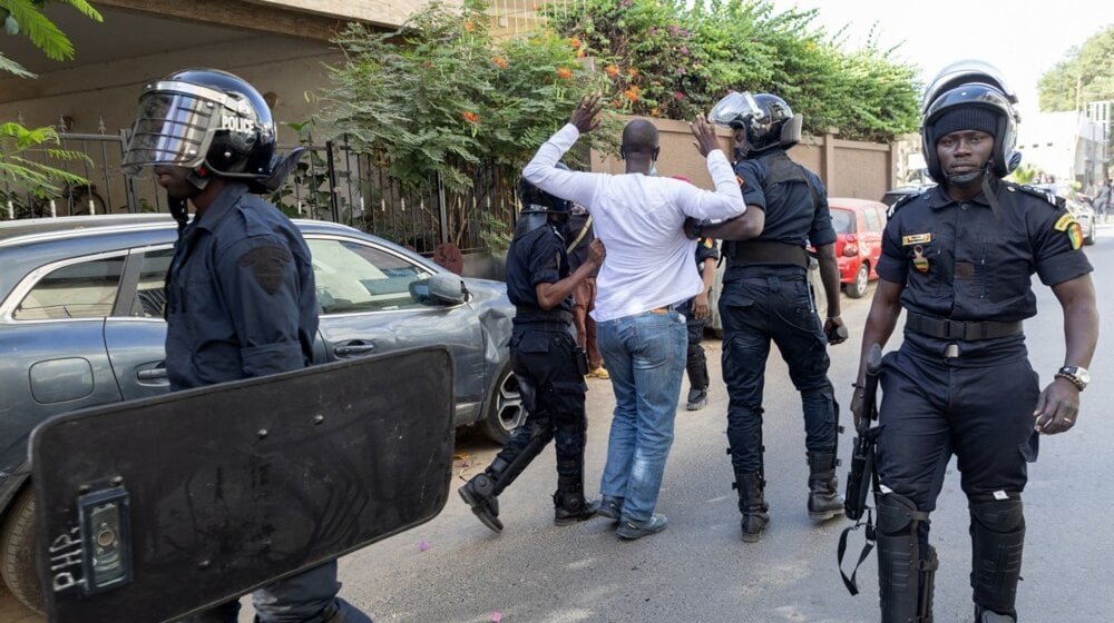 "Senegal na ivici nakon što su poslanici neočekivano odložili izbore": Neredi na ulicama, privedena dva opozionicara 1