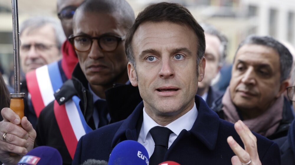 "Makronovi saveznici ne žele lice francuskog predsednika na svojim posterima": Politico o vanrednim izborima u Francuskoj 1