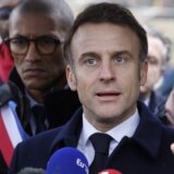 "Makronovi saveznici ne žele lice francuskog predsednika na svojim posterima": Politico o vanrednim izborima u Francuskoj 11